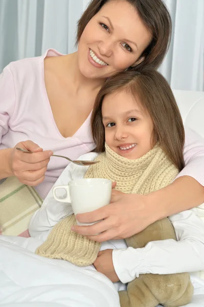 Krankes kleines Mädchen mit Mutter — Stockfoto