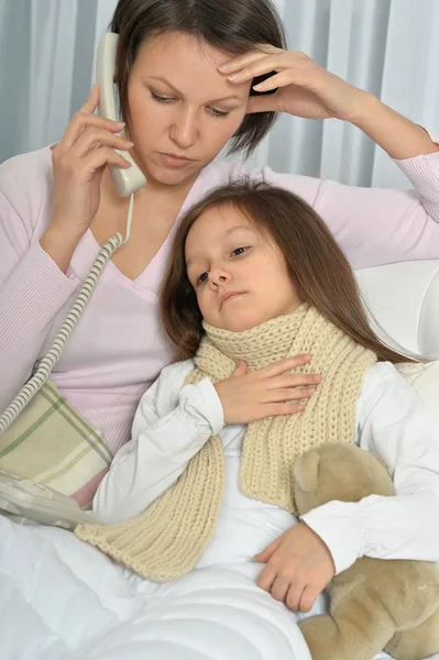 Krankes kleines Mädchen mit Mutter — Stockfoto