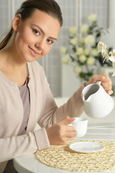 Mujer atractiva con una taza de café — Foto de Stock