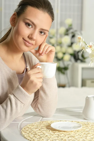 有吸引力的女人与一杯咖啡 — 图库照片