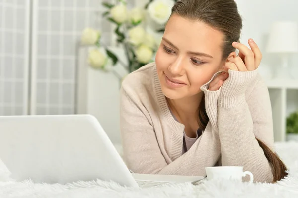 Bella donna utilizzando il computer portatile — Foto Stock