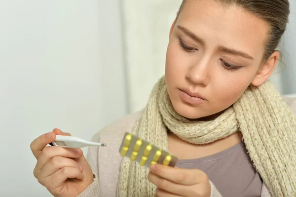 Kranke Frau mit Thermometer. — Stockfoto