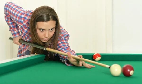 Chica con taco jugando al billar — Foto de Stock