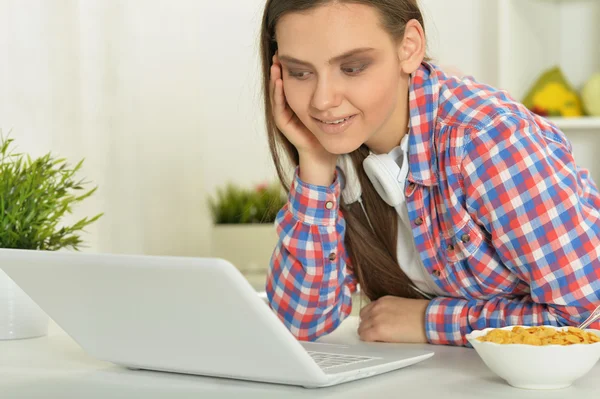 Mulher bonita usando laptop — Fotografia de Stock