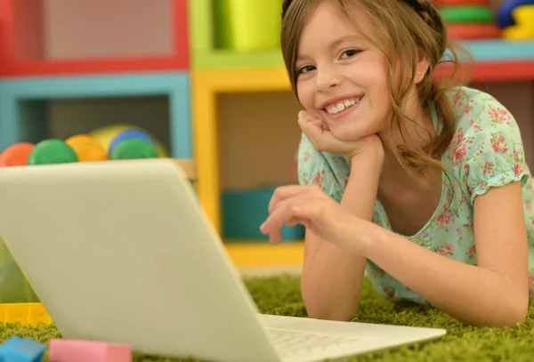 Dziewczynka za pomocą laptopa — Zdjęcie stockowe