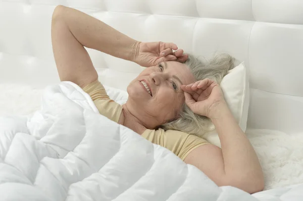 Starszy kobieta w łóżku — Zdjęcie stockowe