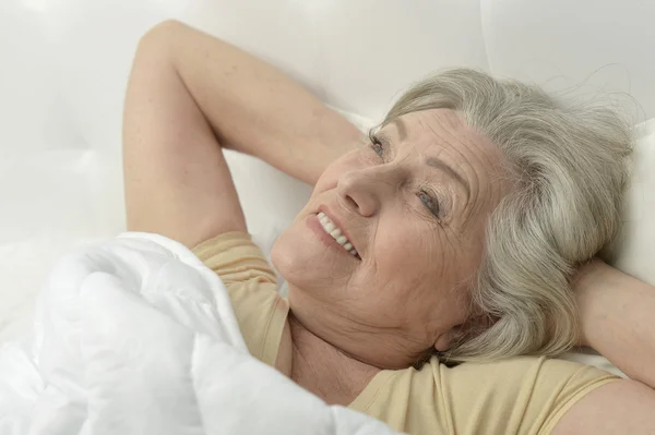 Seniorin im Bett — Stockfoto