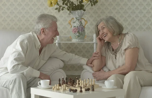 Heureux couple de personnes âgées jouer aux échecs — Photo