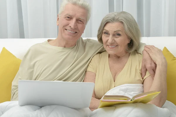 Pareja mayor en la cama — Foto de Stock