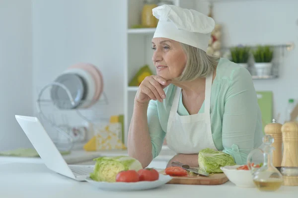 Senior vrouw op keuken — Stockfoto