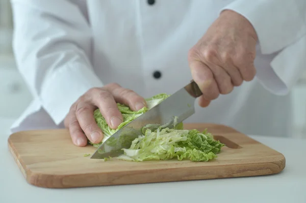 Hände kochen Salat — Stockfoto