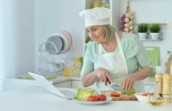Mulher sênior na cozinha — Fotografia de Stock