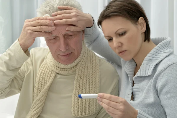 Sjuka äldre man med omtänksam dotter — Stockfoto