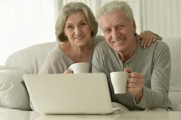 Casal sênior com laptop — Fotografia de Stock