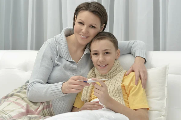 Mãe e filho doente — Fotografia de Stock