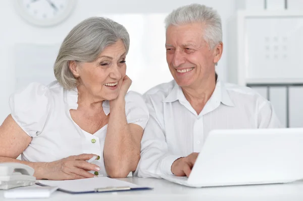 Casal sênior com laptop — Fotografia de Stock