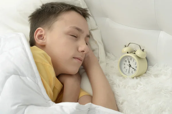 Menino dormindo com despertador — Fotografia de Stock