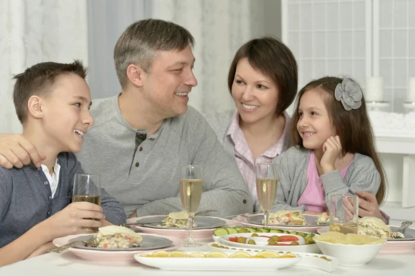 Familia feliz cenando —  Fotos de Stock