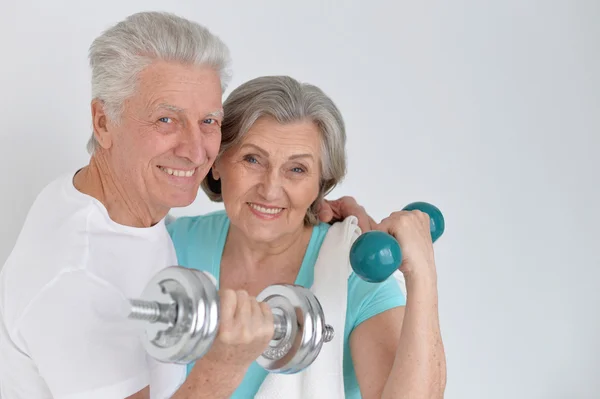 Sportif couple aîné avec haltères — Photo