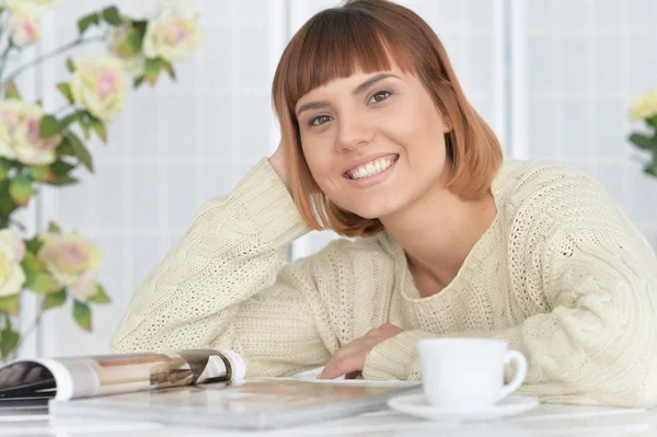 Молодая красивая женщина пьет чай — стоковое фото