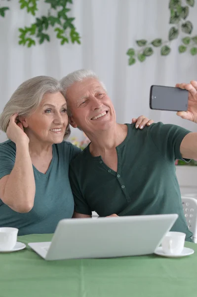 Casal Sênior Tirando Selfie — Fotografia de Stock