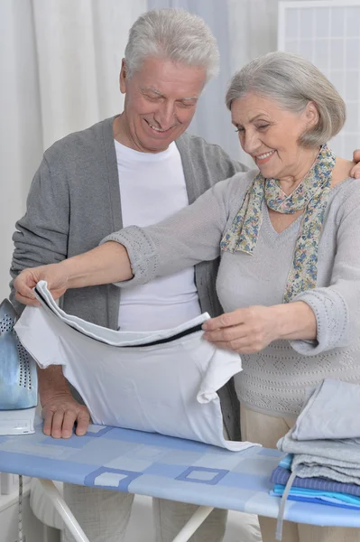 Glückliches Senioren-Paar bügelt — Stockfoto