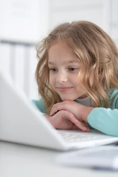 Dziewczynka za pomocą komputera — Zdjęcie stockowe