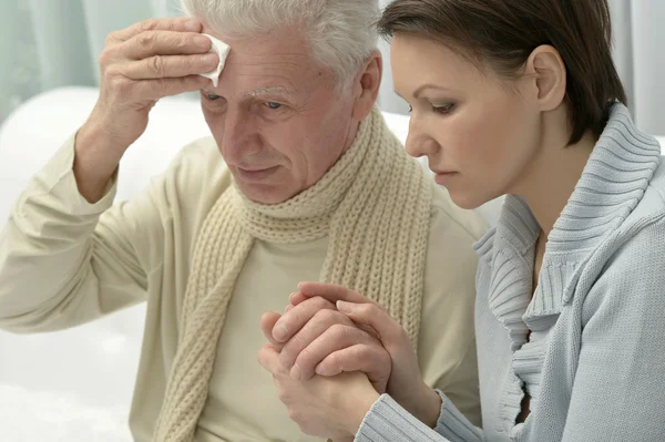 Sjuka äldre man med omtänksam dotter — Stockfoto