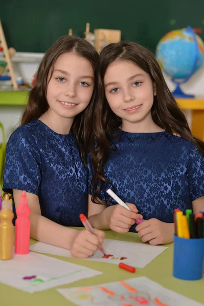 Школьницы-близнецы на уроке искусства — стоковое фото