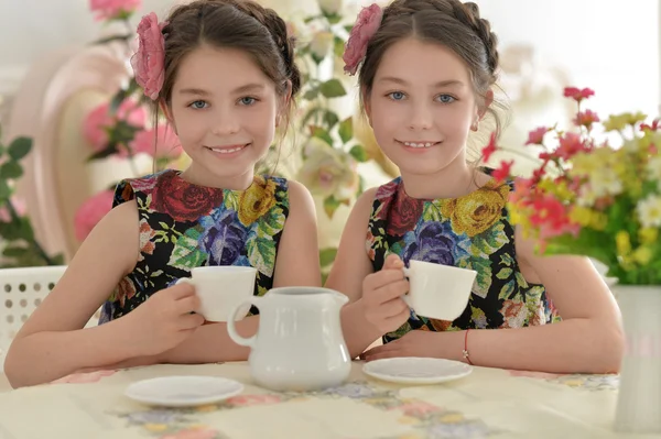 Duas meninas em vestidos florais — Fotografia de Stock