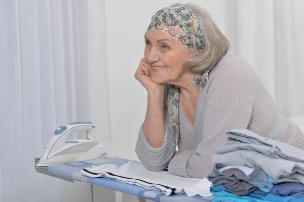 Senior woman ironing — Stock Photo, Image