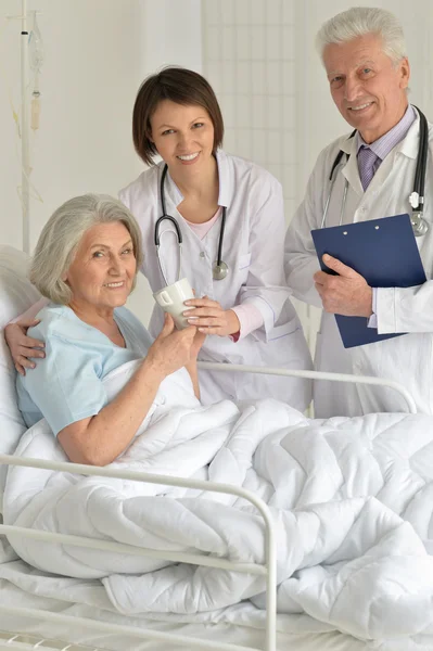 Seniorin im Krankenhaus — Stockfoto