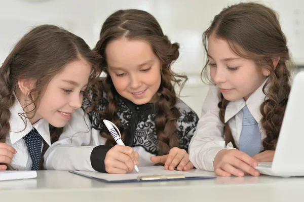 Tři dívky dělat domácí úkoly — Stock fotografie