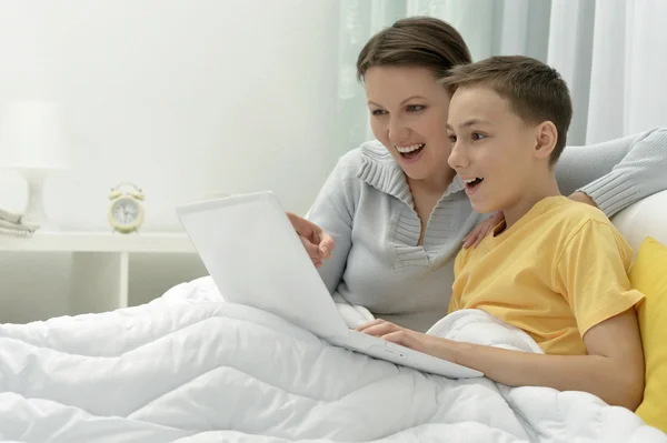 Mãe e filho usando laptop — Fotografia de Stock