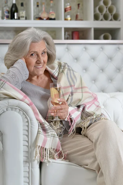 Mujer mayor con copa de vino — Foto de Stock