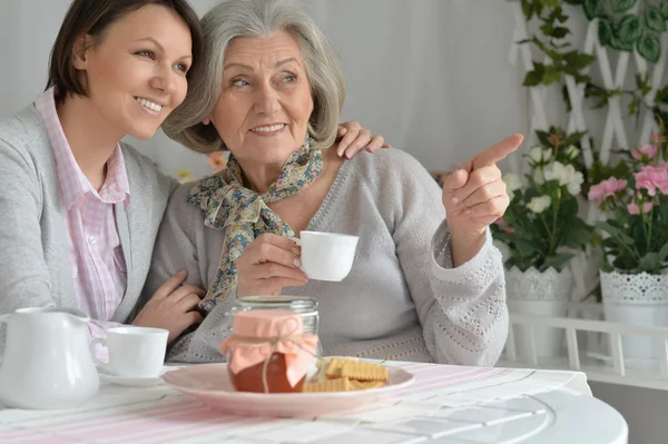 Mother and adult daughter — Stock Photo, Image