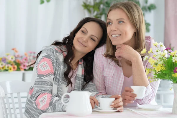Sonrientes amigas bebiendo café —  Fotos de Stock