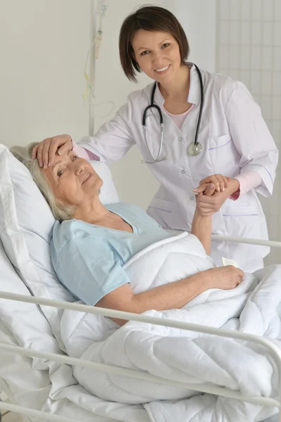 Donna anziana in ospedale — Foto Stock