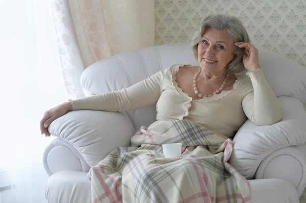 Starszy kobieta odpoczynku — Zdjęcie stockowe
