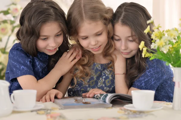 Drie kleine schattige meisjes — Stockfoto
