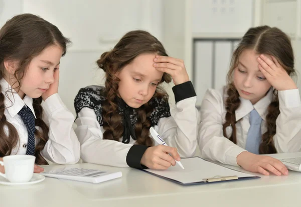 Tres niñas haciendo deberes —  Fotos de Stock