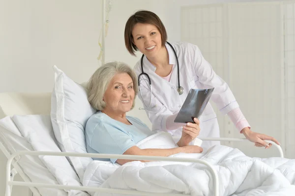 Mujer mayor en el hospital — Foto de Stock