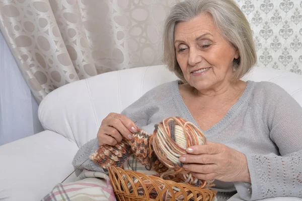 Mulher sênior de tricô — Fotografia de Stock