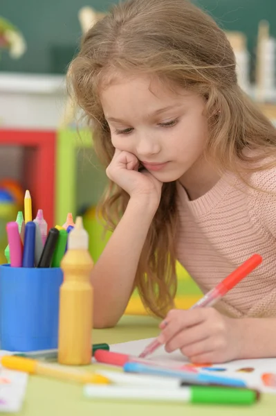 Kleines studentisches Mädchen im Kunstunterricht — Stockfoto