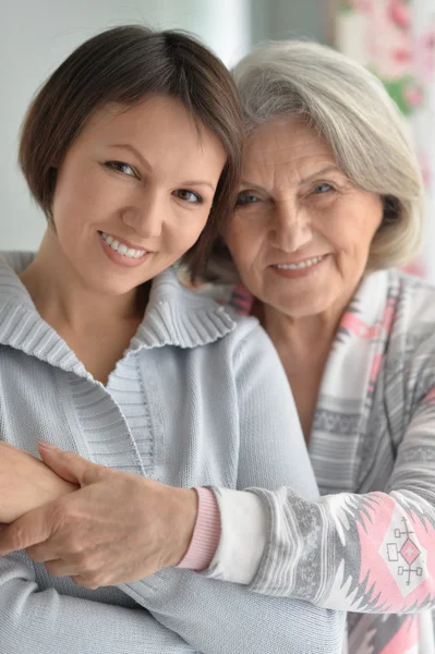 Madre alegre e hija adulta — Foto de Stock