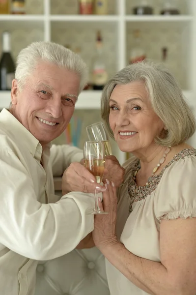 Feliz pareja de ancianos con vino — Foto de Stock