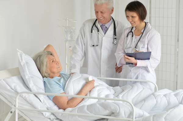 Mujer mayor en el hospital — Foto de Stock