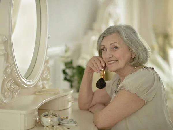 Äldre kvinna med make up borste — Stockfoto