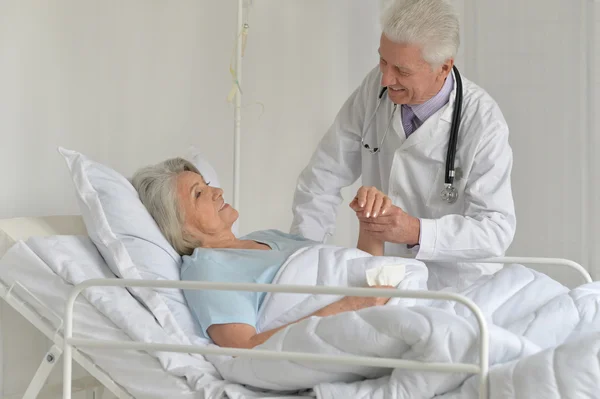 Seniorin im Krankenhaus — Stockfoto