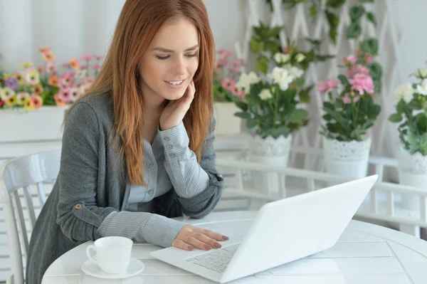 Jovem mulher se comunicando via laptop — Fotografia de Stock